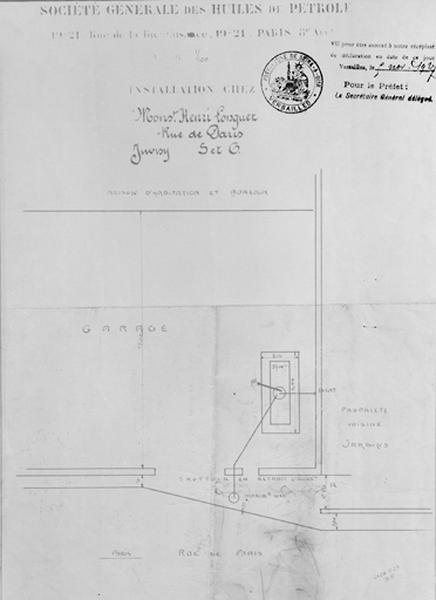 Plan d'ensemble des locaux à usage d'habitation, de bureau et de garage ainsi que de l'installation d'une pompe sur le trottoir de la rue de Paris, dressé le 5 novembre 1927.