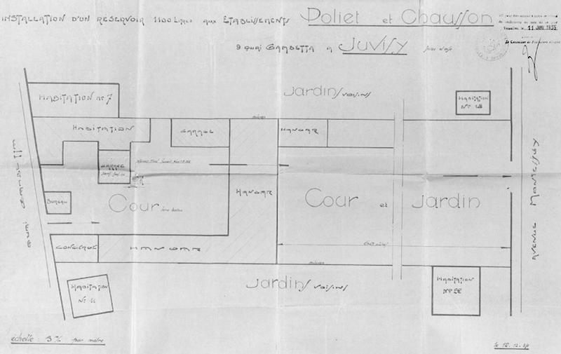 Plan d'ensemble des bâtiments et des installationsautour des deux cours privées, dressé sur papier calque le 12 décembre 1934.