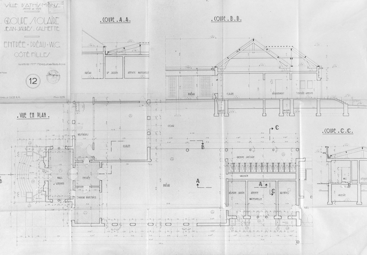 Entrée, préau, wc, côté filles ; Mendelssohn et Thivier et Poggi, architectes, mars 1951.