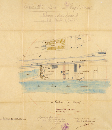 Plan de l'usine dans un rayon de 500 m, dressé par l'architecte Ducastel, 2 décembre 1895 ; MM. David et Carré ont déposé en novembre une demande de reprise de la fabrique de produits pharmaceutiques Garnier Fils et Lecerf créée en 1892. La rue Nouvelle n'existe pas encore.