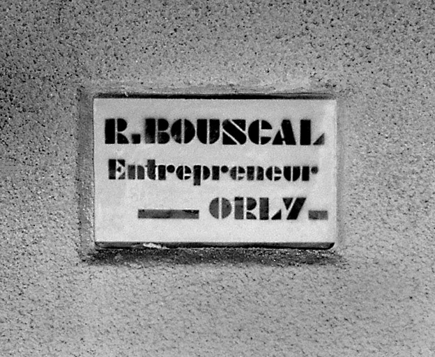 Plaque de l'entrepreneur Bouscal apposée sur la maison.