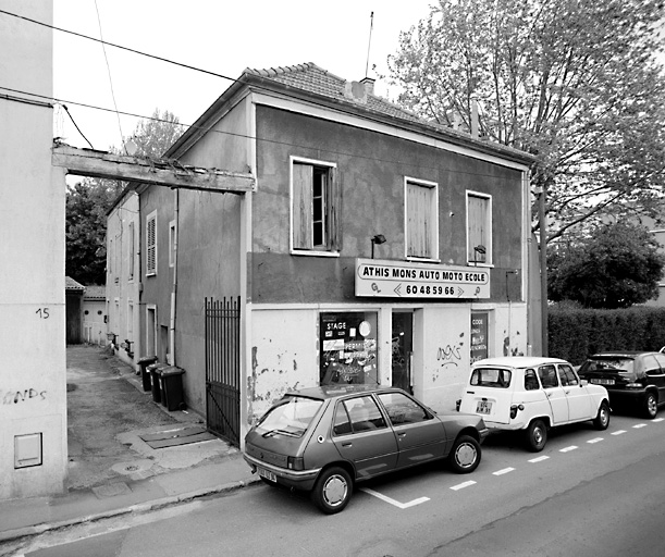 Vue de la façade sur rue ainsi que de la cour commune figurant sur le cadastre napoléonien et desservant les maison situées aux 15-17, rue Robert-Schuman.