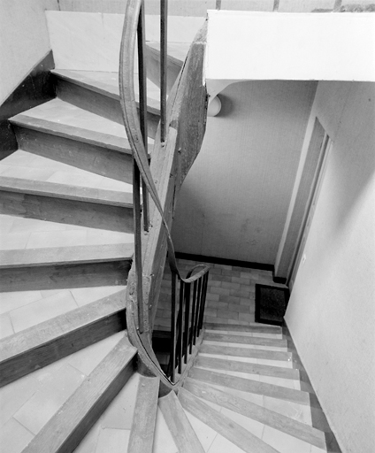 Vue de l'escalier intérieur ; il date de la deuxième moitié du 18e siècle. Les barreaux de section carré reposent sur une plate-bande fixée sur le limon.