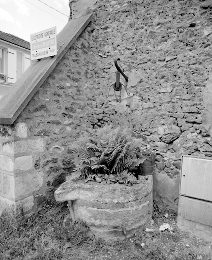 Vue du puits situé à l'entrée de la cour commune, au 65, rue Robert-Schuman.