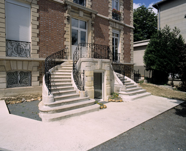 Vue de l'escalier en U situé sur la façade arrière.