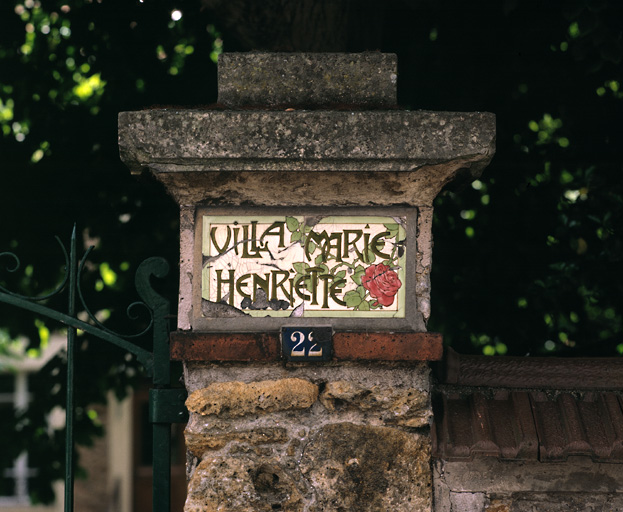 Plaque en céramique émaillée.