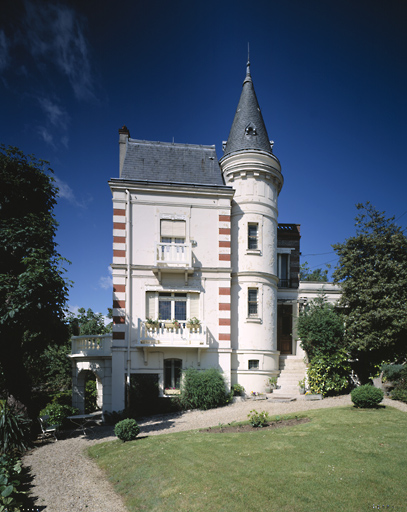 Vue de la façade latérale est.