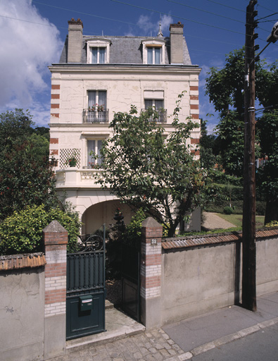 Vue de la façade antérieure.