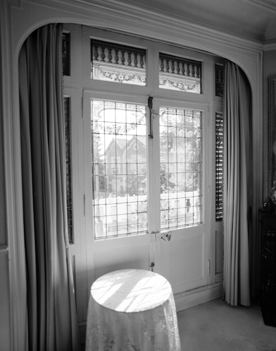 Vue d'ensemble de la verrière décorative du salon.