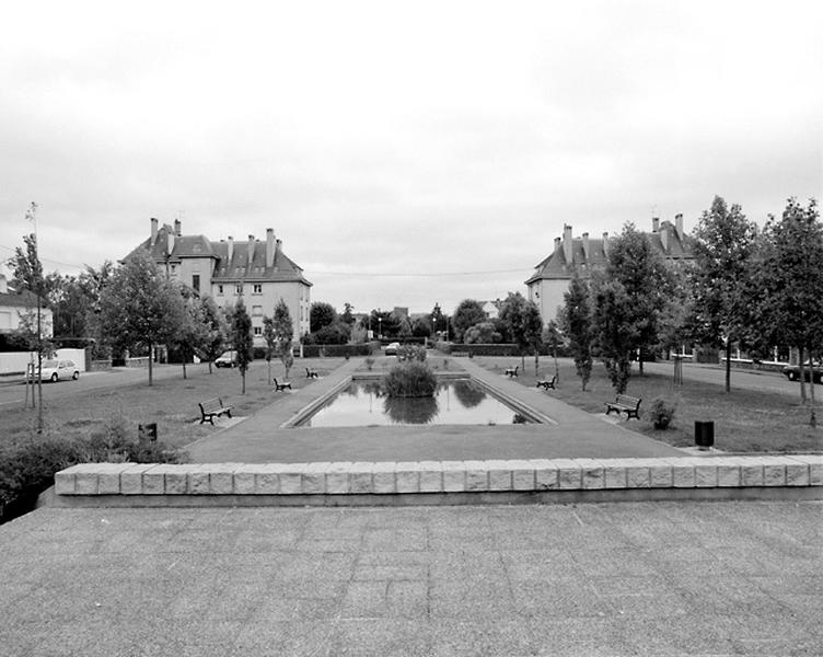 Vue perspective du bas du lotissement du parc du château avec, au premier plan, la placette de l'impasse Blaise Pascal.