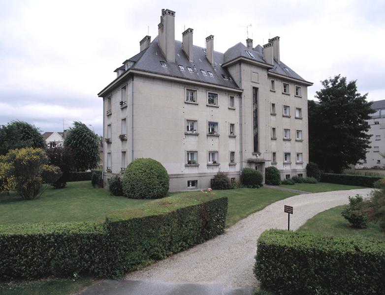 Façade postérieure de l'un des deux immeubles fermant la perspective du bas du lotissement du parc du château avec, au premier plan, la placette de l'impasse Blaise Pascal.