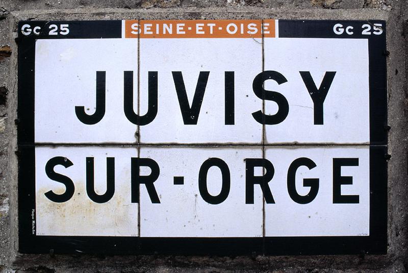 Panneau de signalisation routière de céramique émaillée offert par l'entreprise Michelin indiquant l'entrée sur le territoire de Juvisy.