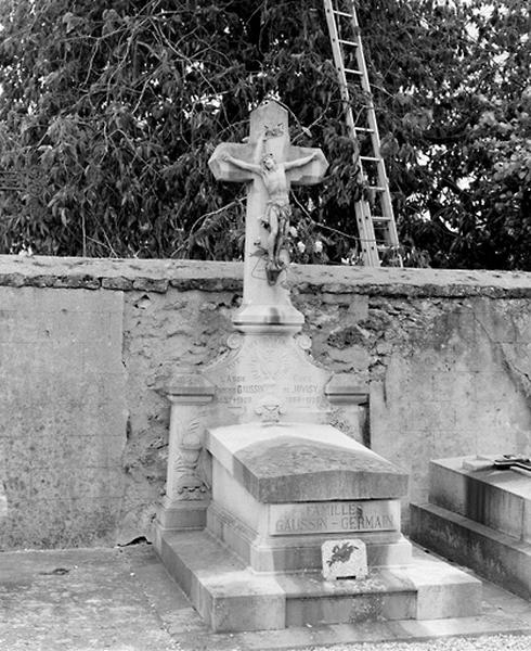 Vue d'ensemble du monument sépulcral de la famille Gaussain-Germain comportant un décor rappelant la mémoire de Prosper Gaussain, curé de Juvisy.
