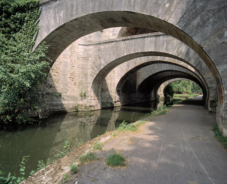 Vue de la perspective des arcs depuis la rive de Viry-Châtillon en direction de Juvisy.