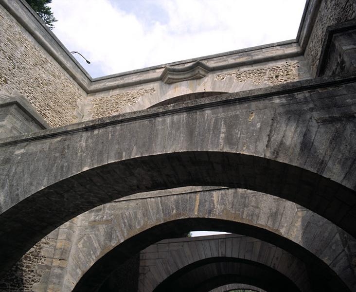 Détail de la perspective des arcs et du parapet du pont du côté de Viry-Châtillon.