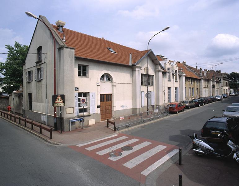 Perpective du corps de bâtiment de logements abritant aujourd'hui des locaux scolaires : façade sur la rue