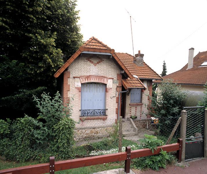 Vue de la façade depuis la rue.