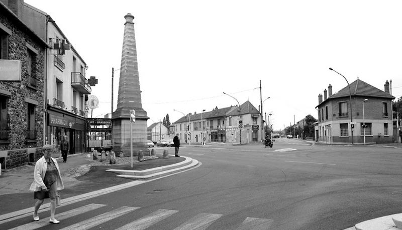 La pyramide vue de la route nationale 7 depuis Athis en direction de Juvisy.