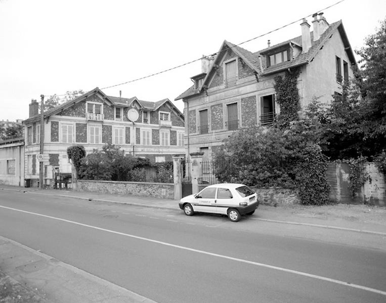 L'ensemble de maisons vu du quai