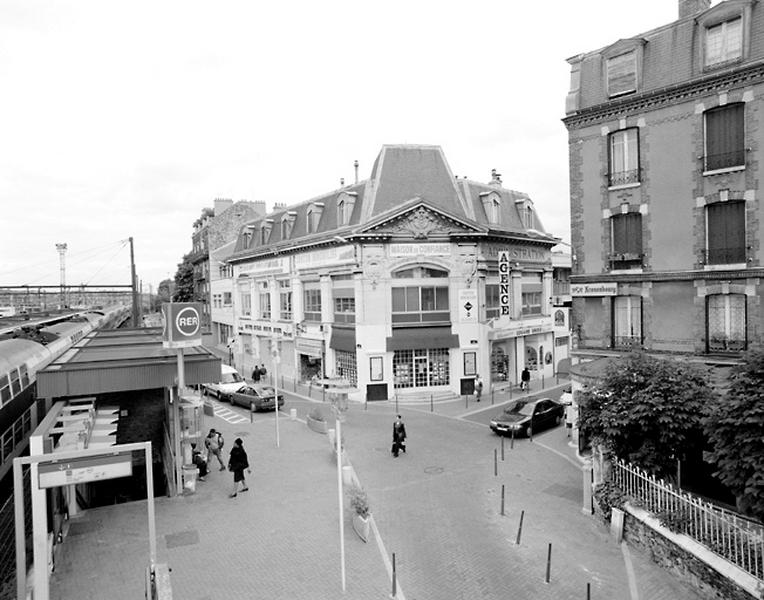 Perspective de la façade de l'ancien magasin Dufayel sur l'angle des rues Danton et de Draveil.