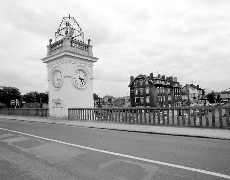 Perspective du pont de maçonnerie enjambant les voies ponctuée par le campanile dominant la gare.