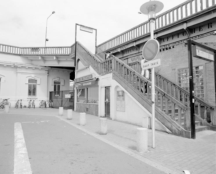 Perspective de l'escalier descendant du pont de maçonnerie vers la place Banette et Planchon (ancienne place de la gare).