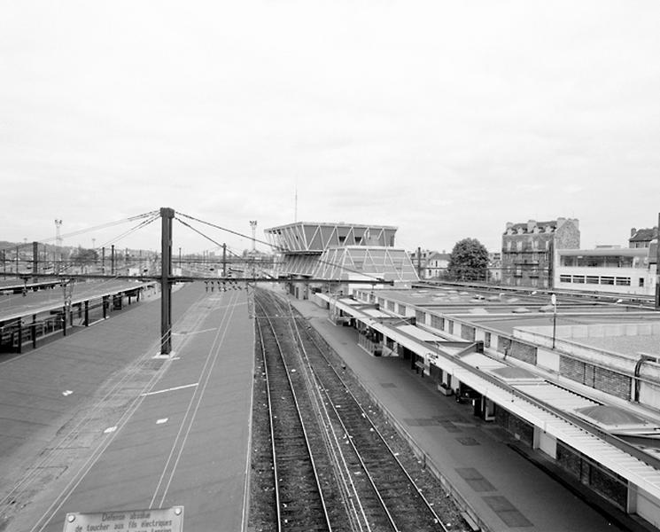 Perspective des voies de la ligne Paris-Corbeil et du poste d'aiguillage à l'arrière-plan