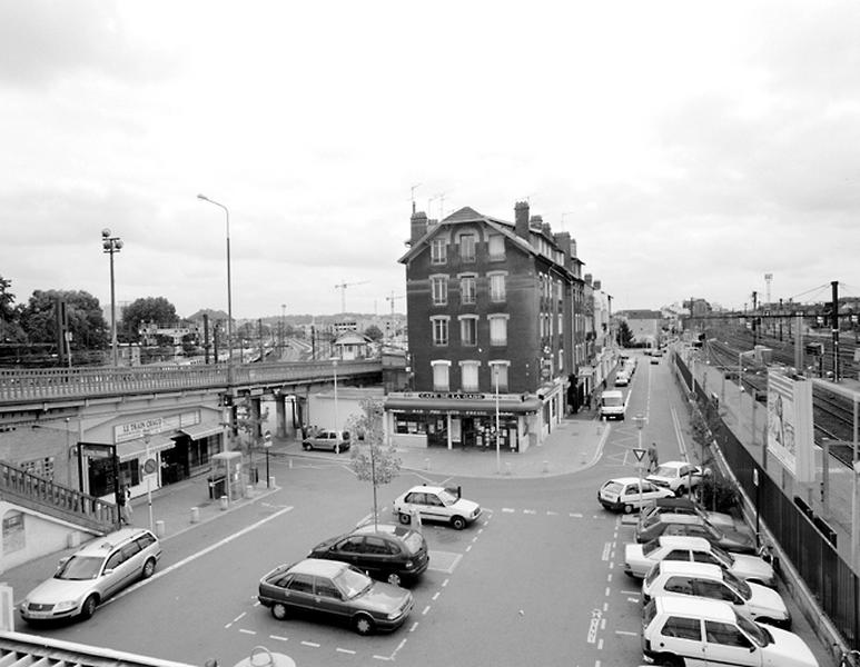 Perspective de la place Banette et Planchon (ancienne place de la gare), avec l'hôtel des voyageurs à l'arrière-plan.