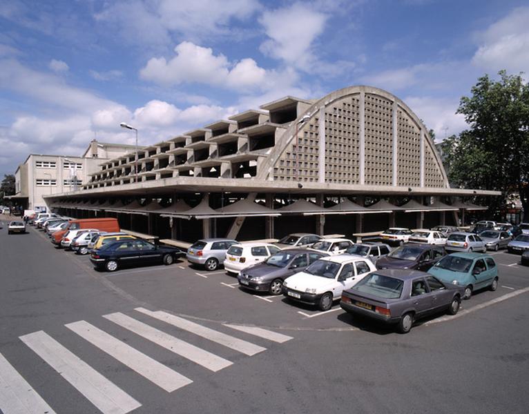 Vue perspective de la halle depuis la place du marché