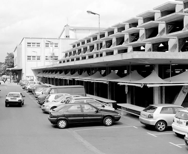 Vue perspective du flanc nord de la halle depuis la place du marché