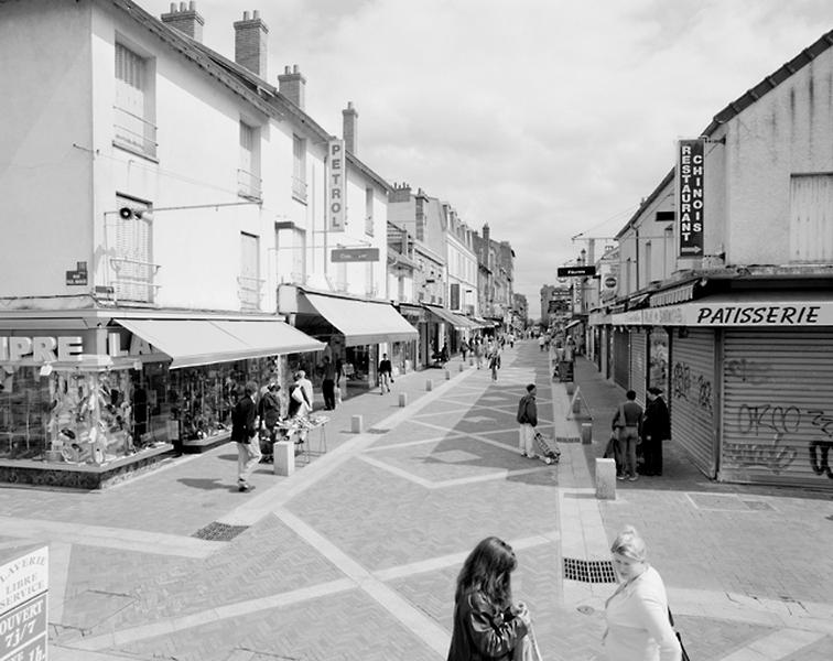 Vue perspective de la Grande Rue entre le franchissement de l'Orge et le pont sous les voies du chemin de fer.