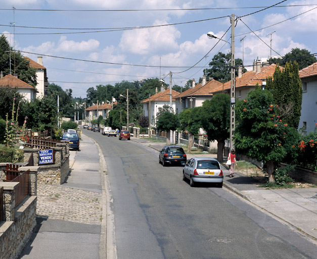 Vue perspective de la rue du Parc d'Athis en direction de la placette qui termine l'impasse.