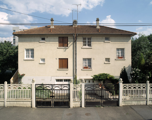 Une des maisons jumelles du lotissement (n° 14-16).