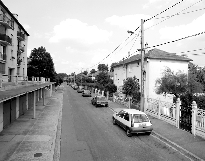 La rue du Parc à la hauteur d'un des trois immeubles collectifs, n° 15-17.