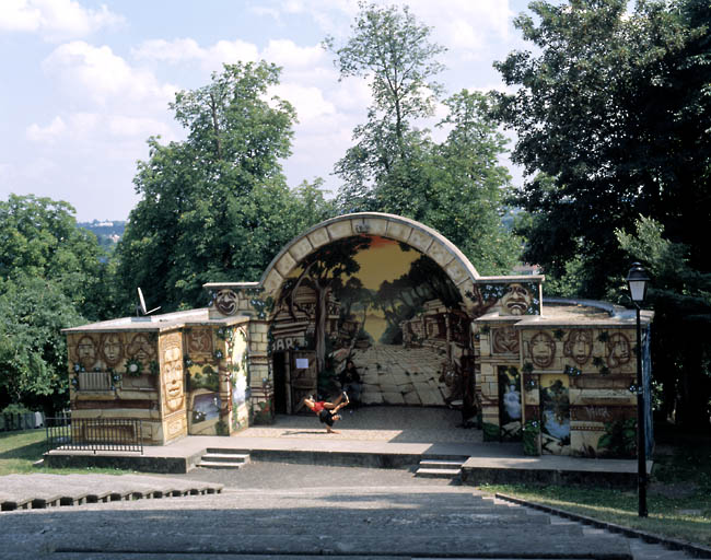 Le théâtre de plein air et ses gradins aménagés dans la pente du terrain.