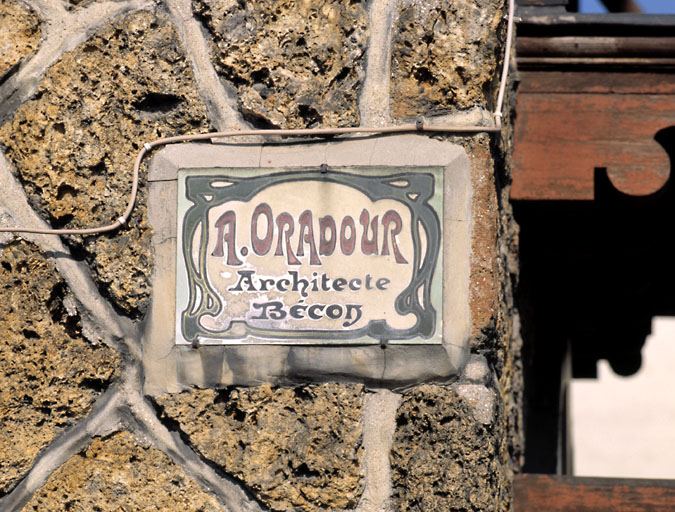 Détail de la plaque de l'architecte Oradour.