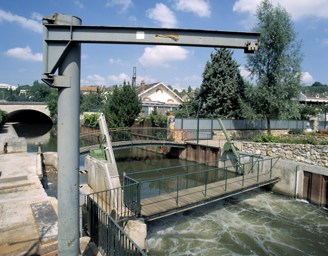 Passerelles sur l'Orge près de sa confluence avec la Seine.