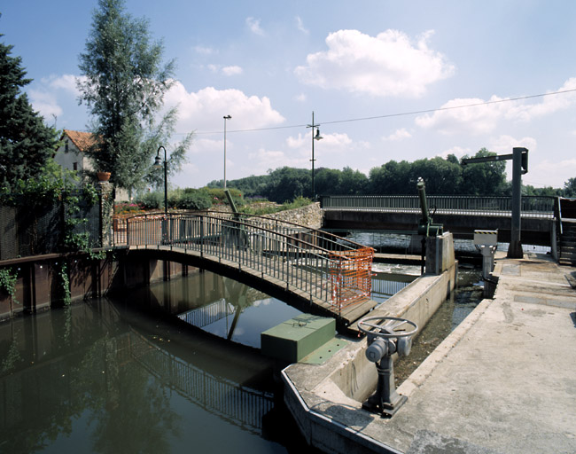 Le confluent de l'Orge et de la Seine ; au second plan, le pont en maçonnerie qui a remplacé en 1971 l'ancien pont construit en 1668.