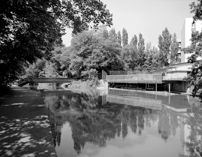 Passerelle sur l'Orge à côté de la station d'épuration des eaux pluviales des pistes d'Orly.