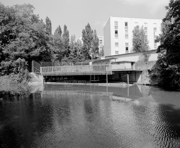 La station d'épuration des eaux pluviales des pistes d'Orly sur les bords de l'Orge.