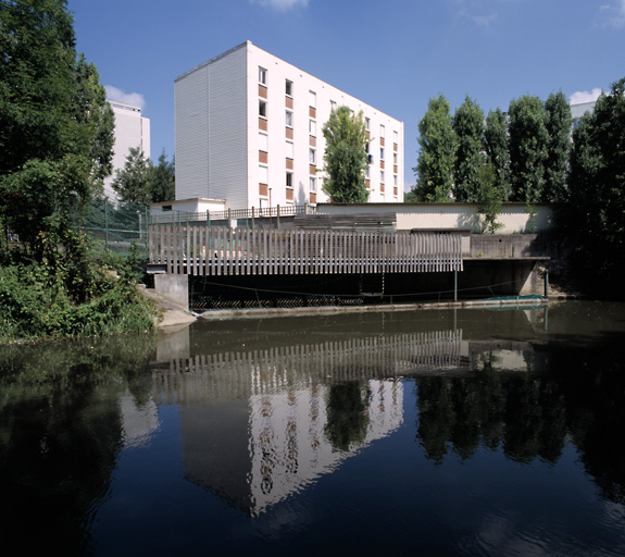 La station d'épuration des eaux pluviales des pistes d'Orly et les immeubles du Clos Perault.