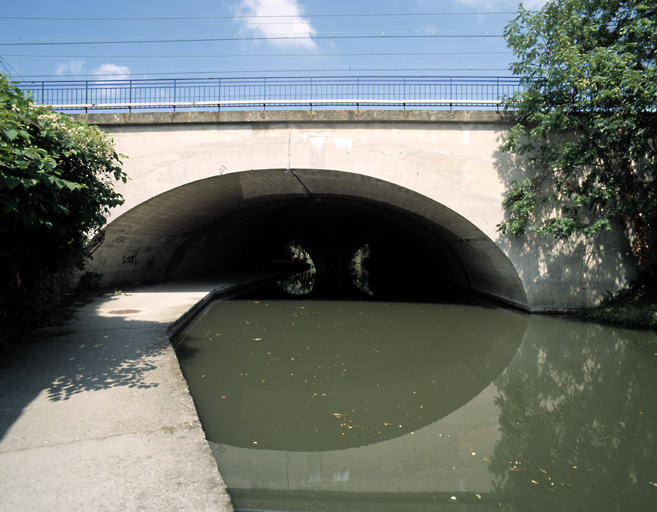 Vue d'ensemble, côté Seine. Ce pont à une seule arche a doublé en 1905 le viaduc à deux arches de 1841.