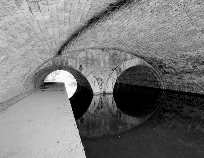 Les deux arches de l'ancien pont (1841), doublé par un pont à arche unique en 1905. Côté Seine.