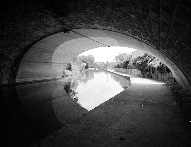 L'arche unique du pont de 1905 en direction de la Seine.