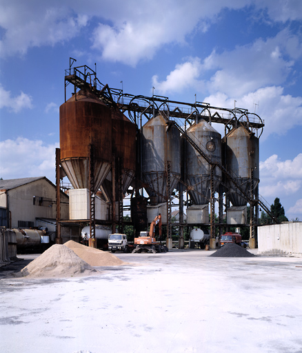 Vue des silos des Ciments français Demarle-Lonquety, propriété des Entrepôts d'Athis-Mons.