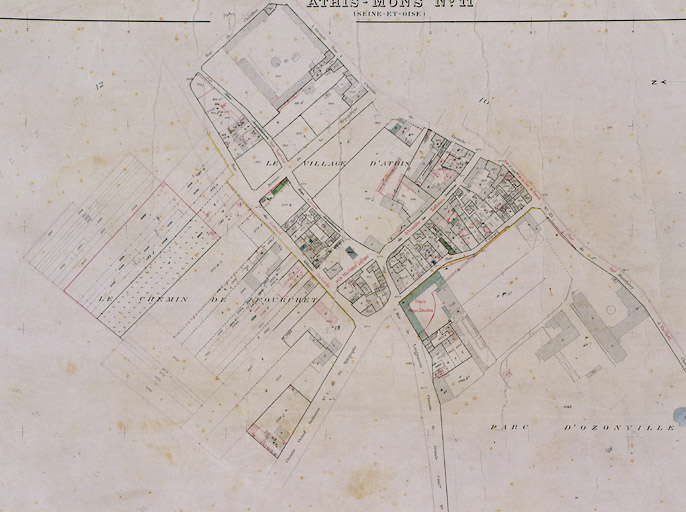 Le château d'Ozonville sur le cadastre de 1908, révisé en 1933. En vert, les bâtiments de la ferme détruits en 1933-1934 pour former la place Henri-Deudon.