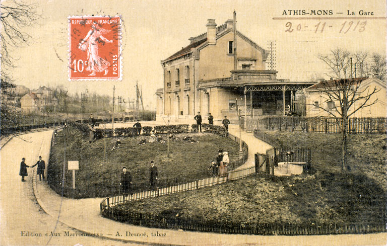 La deuxième gare, après son achèvement. Une marquise, non prévue au projet initial de 1902, a été ajoutée. Au premier plan, rampe particulière pour les piétons remplacée par la suite par un escalier.