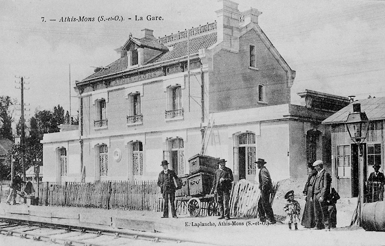 La deuxième gare d'Athis à peine achevée (vers 1908) ; à droite, baraquement des travaux.
