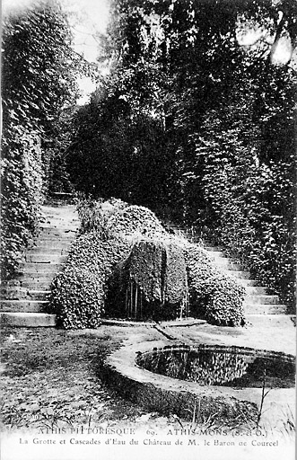 Rocaille et cascade dans le parc du château.