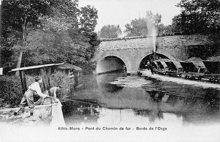 Vue d'ensemble du premier pont (à deux arches) sur l'Orge ; au premier plan, le lavoir établi sur le terrain de Mme Do.